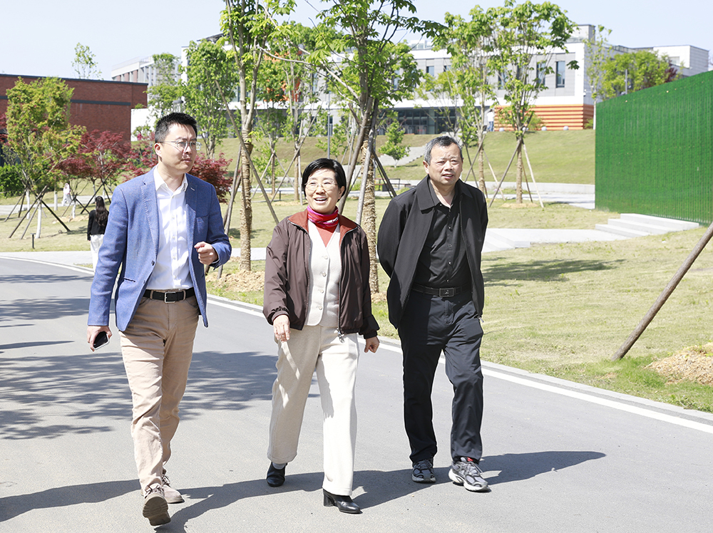 浉河区委常委、副区长卓亨逵到看球网南湖校区调研指导